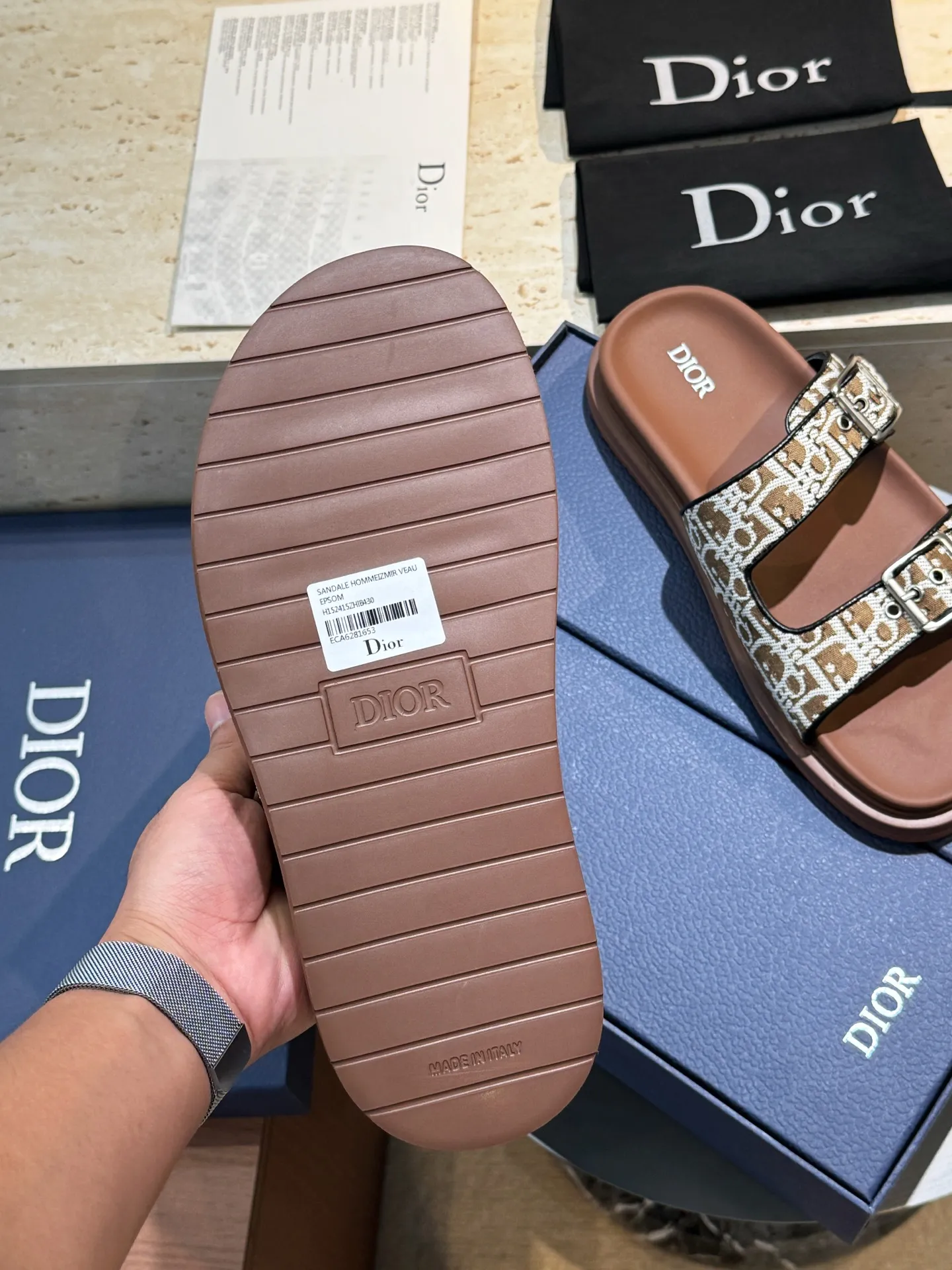 Factory price: 320💰Djia Aqua men's slippers and sandals, Dior's Aqua sandals are elegant and casual. The cross-strap design is reinterpreted in CD Diamond canvas, inspired by the brand's archives. Finished with a branded logo and tonal notch sole, they can be worn easily with shorts or jeans for a sophisticated look. Size:39-44(38 45 customized)